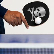 Zilveren piratenschedel op zwarte achtergrond