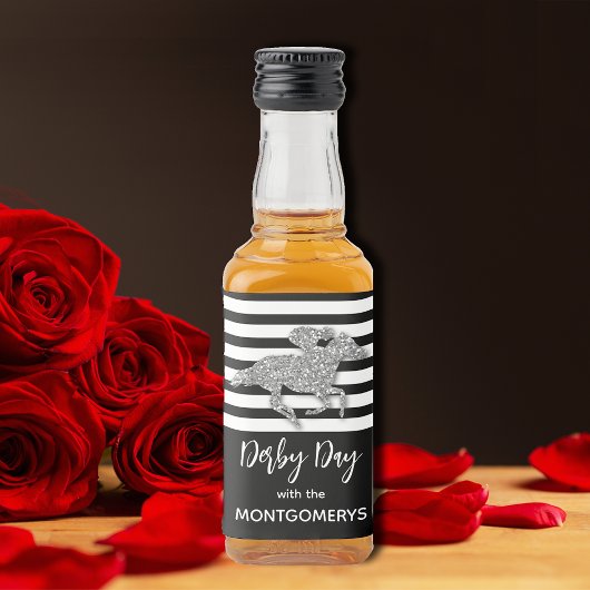 Zilveren renpaard op strepen likeurfles etiket