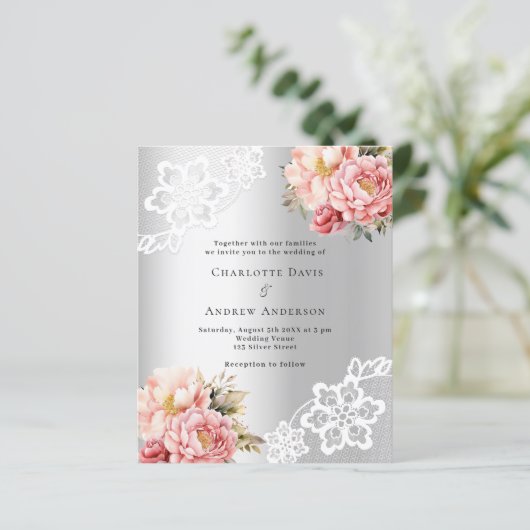 Zilveren roze bloemen bruiloft uitnodiging (Staand voorkant)
