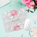 Zilveren roze bloemen glitter naam script muismat<br><div class="desc">Een vrouwelijke muismat voor je kantoor. Een klassieke faux zilver uitziende achtergrond. Versierd met roze en witte rozen, bloemen en faux zilveren glitter, schittert. Personaliseer en voeg jouw naam toe. De naam is geschreven met een modern handgeschreven stijlschrift met moerassen. Als u wilt dat de swashes alleen de voorbeeldnaam verwijderen,...</div>