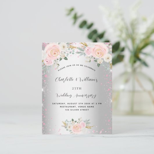 Zilveren roze bloemige 25e huwelijksjubileum uitnodiging briefkaart (Staand voorkant)