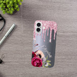 Zilveren roze glitter druppels bloemennaam script iPhone 16 hoesje<br><div class="desc">Roze faux glitter drip,  verfdruppelaar ziet er uit op een faux zilveren metalen achtergrond. Bourgogne en roos goudkleurige bloemen. Sjabloon voor Jouw naam. De naam in roos goud wordt geschreven met een modern en trendy hand lettered stijlmanuscript.</div>