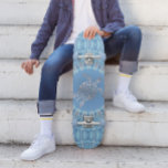 "Zilveren schildpad uitstraling" | Kustgebied Persoonlijk Skateboard<br><div class="desc">Dit kustkunstwerk heeft een zilveren zeeen schildpad in het midden van een geometrische mandala op een blauwe achtergrond.</div>