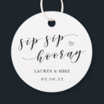 Zilveren Sip Sip Hooray Bruids-Shower Wijnfles Bedankjes Labels<br><div class="desc">Op maat gemaakte trouw- en bruidsshower wijnfles favor-tag met "sip sip hooray" elegante zilveren hart en glinsterende achtergrondontwerp. Personaliseer met naam en trouwdatum. Perfect voor mini-wijnflessen, trouwgunsten en meer.</div>