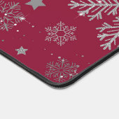 Zilveren sneeuwvlokken op donkerrood bureaumat (Hoek)