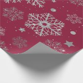 Zilveren sneeuwvlokken op donkerrood cadeaupapier (Hoek)