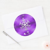 Zilveren Snowflakes en Paarse Kerstmis Ronde Sticker (Envelop)