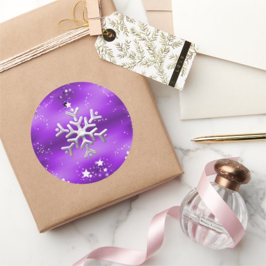 Zilveren Snowflakes en Paarse Kerstmis Ronde Sticker (Geschenken)