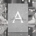 Zilveren Sparkle Glitter Sweet Zestien Verjaardag Kaart<br><div class="desc">Silver Sparkle Glitter Sweet Sixteen Monogram Naam en Initiaal Verjaardagsfeestuitnodiging. Deze uitnodiging is perfect voor de Silver Sparkle Glitter Sweet 16 Verjaardagsfeestje op zoek naar te vieren in zilver.</div>