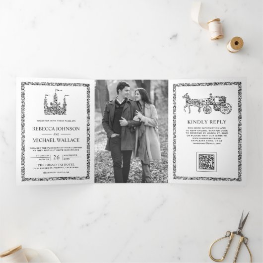 Zilveren Sprookjeskasteel Koets QR Code Bruiloft Drieluik Uitnodiging (Binnen)