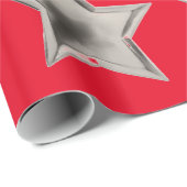 Zilveren sterren op rood inpakpapier (Rol Hoek)