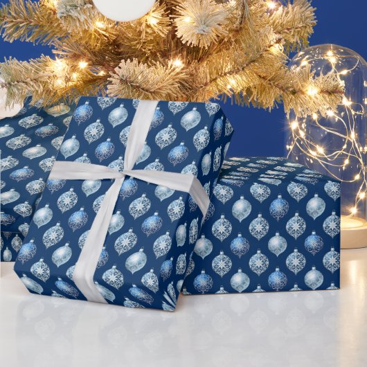 Zilveren versieringen op donkerblauw cadeaupapier (Feestdagen)