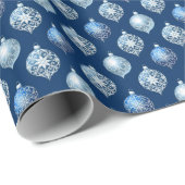 Zilveren versieringen op donkerblauw cadeaupapier (Rol Hoek)