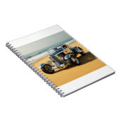 Zilveren vintage auto op het strand notitieboek (Rechterzijde)