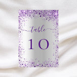 Zilveren violet paarse trouwtafel nummer kaart<br><div class="desc">Een faux silver ogende achtergrond versierd met paarse,  violette faux sparkles Personaliseer en voeg uw tafelnummers toe. Voeg je cijfers één voor één toe.</div>