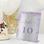 Zilveren violet paarse trouwtafel nummer reclamebord met voetstuk<br><div class="desc">Een faux silver ogende achtergrond versierd met paarse,  violette faux sparkles Personaliseer en voeg uw tafelnummers toe. Voeg je cijfers één voor één toe.</div>