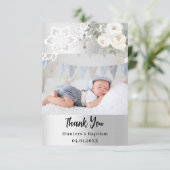 Zilveren witte bloemen kruis doop foto bedankkaart (Staand voorkant)