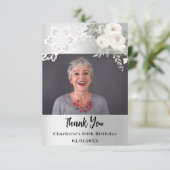 Zilveren witte bloemenkant verjaardagsfoto bedankkaart (Staand voorkant)
