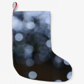 Zilveren, witte bokeh nacht achtergrond. kleine kerstsok (Voorkant)