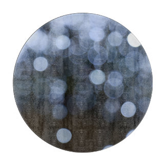 Zilveren, witte bokeh nacht achtergrond. snijplank