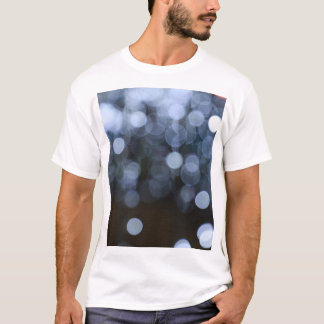 Zilveren, witte bokeh nacht achtergrond. t-shirt