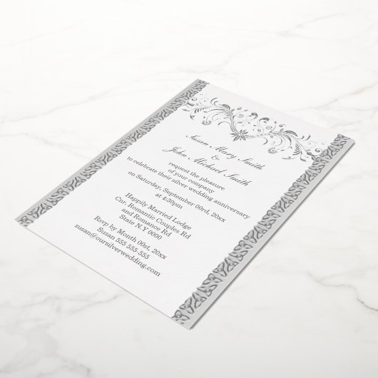 Zilveren witte Keltische bloemenbruiloft jubileum Folie Uitnodiging (Gedraaid)