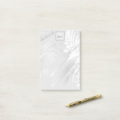 Zilveren witte tropische palmbladeren monogram post-it® notes (Op bureau)