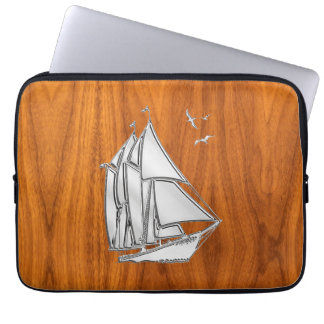 Zilveren zeilboot op teakhoutfineer decor laptop sleeve