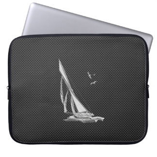 Zilveren Zeilboot Regatta op Koolstofvezel Laptop Sleeve