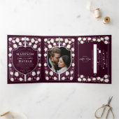 Zilveren Zwaard & Schild Middeleeuwse Fantasy Wedd Drieluik Uitnodiging (Binnen)