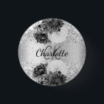 Zilverfloralen elegant naamlabel ronde button 3,2 cm<br><div class="desc">Een faux zilverachtige achtergrond,  versierd met bloemen. Pas uw monogram initialen aan en voeg uw voornaam toe</div>