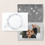 Zilverfolie Vrolijk Kerstfeest Sneeuw Fotokaart Folie Kaarten<br><div class="desc">Zilverfolie Vrolijk Kerstfeest Houtskool Grijs Hand Geletterd Script Snowflake Photo Card. De foto en tekst van deze kerst Kaart kan worden bijgewerkt en aangepast met uw foto en naam. Deze kaart toont jouw namen aan de binnenkant van de Silver Foil Christmas Kaart.</div>