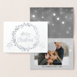 Zilverfolie Vrolijk Kerstfeest Sneeuw Fotokaart Folie Kaarten<br><div class="desc">Zilverfolie Vrolijk Kerstfeest Houtskool Grijs Hand Geletterd Script Snowflake Photo Card. De foto en tekst van deze kerst Kaart kan worden bijgewerkt en aangepast met uw foto en naam. Deze kaart toont jouw namen aan de binnenkant van de Silver Foil Christmas Kaart.</div>