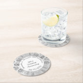 Zilvergrijs damast bruiloft of jubileum ronde kartonnen onderzetter (Insitu)