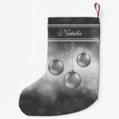 Zilvergrijze kerstbollen met aangepaste naam kleine kerstsok (Achterkant)