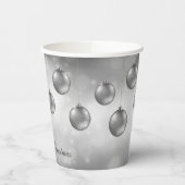 Zilvergrijze kerstcadeautjes op grijze bokeh papieren bekers (Links)