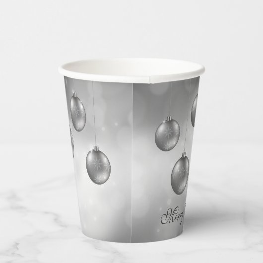 Zilvergrijze kerstcadeautjes op grijze bokeh papieren bekers (Rechts)