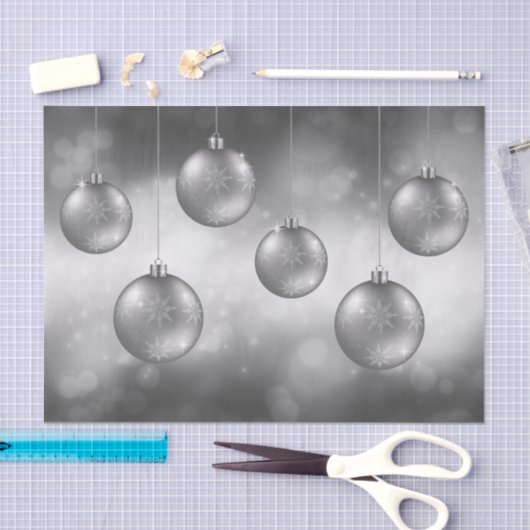 Zilvergrijze kerstcadeautjes op grijze bokeh tissuepapier (Craft)