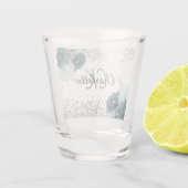 Zilvergroene bloemen elegante monogram naam shot glas (Achterkant)