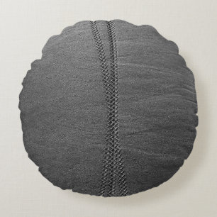 Zilverketting voor grijze textiel rond kussen