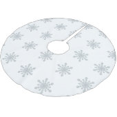 Zilverkleurde sneeuwvlokken op winterwit kerstboom rok (Gekanteld)