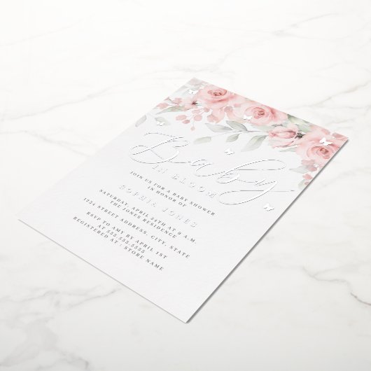 Zilverkleurige roze bloemige vlinder Baby in bloei Folie Uitnodiging (Gedraaid)