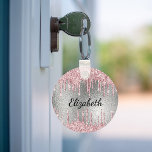 Zilverroze glitter druppelt de naam van een monogr sleutelhanger<br><div class="desc">Een faux zilvervormde achtergrond met roze faux glitter-druppels,  een verfdruppelaar. Pas een naam aan en voeg deze toe. De naam wordt geschreven met een modern hand letteredstijlmanuscript. Zwarte gekleurde letters.</div>