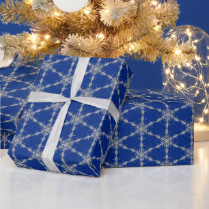 Zilversneeuwvlokken op blauw cadeaupapier