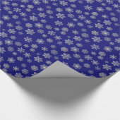 Zilversneeuwvlokken op een blauwe achtergrond cadeaupapier (Hoek)