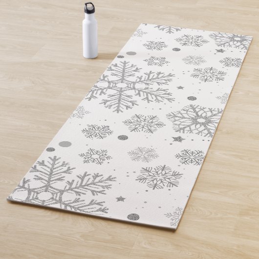 Zilversneeuwvlokken op wit yogamat (In situ)