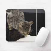 Zilvertabletkat drink crème uit de vloer muismat (Met muis)