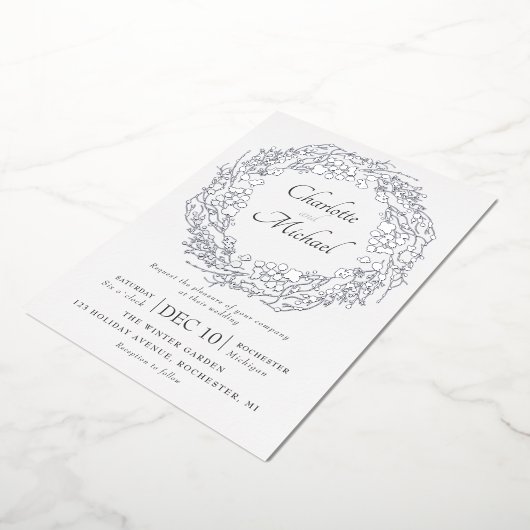 Zilverwinterbessen met een grote bruiloft folie uitnodiging (Gedraaid)