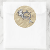 Zilverzeemeermin in de zand ronde sticker (Tas)