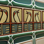 Zing vogels Symmetrische Art Deco Nouveau Wanddeco Tegeltje<br><div class="desc">Deze keramische tegel heeft twee soorten vogels die doen denken aan de iconische stijl van Mackintosh. Hij was een prominente Schotse architect, ontwerper en kunstenaar van de Art Nouveau-beweging. Schone lijnen, geometrische vormen en een sterk gevoel voor symmetrie kenmerken zijn werk. Deze elementen zijn prachtig vertegenwoordigd in ons collectie van...</div>